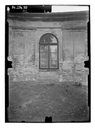 Passow. Herrenhaus (1830). Hauptbau. Fenster am linken Seitenflügel. Eingangsseite