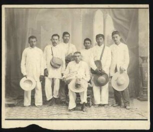 [166]: Flores (Petén) : Personen am See