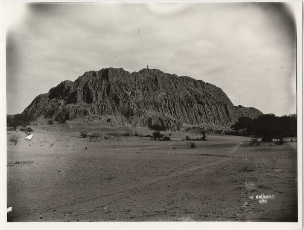 Die Huaca nahe Túcume von Westen.