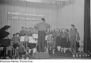 Auftritt eines FDJ-Ensembles