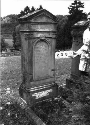 Grabstein 2350 (Index: 100097533) Maße HxBxT: 181x58x29 cm: Grabstein 2350