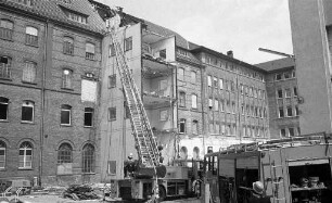 Dachstuhlbrand im ehemaligen Firmengebäude der Parfümerie- und Toilettenseifenfabrik Wolff & Sohn in der Durlacher Allee 31 - 33