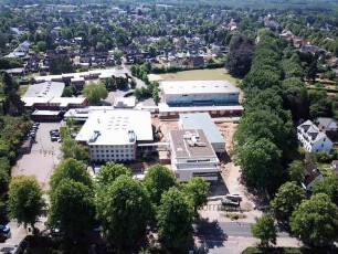 Ahrensburg: Luftaufnahme Richtung Süden: Selma-Lagerlöf-Schule, im Vordergrund Wulfsdorfer Weg