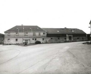 Lichtenberg, Trassenweg 19. Gutshof. Wirtschaftsgebäude und Stall. Hofansicht