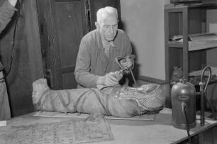 Staatliche Museen, ägyptische Abteilung Restaurator Rudolf Kuhn bei der Arbeit