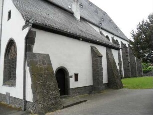 Langhaus von Nordosten mit Sakristei und Strebepfeilern in Übersicht