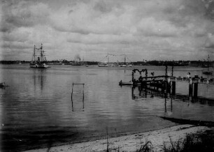 Der Hafen mit S.M.S "Seeadler" und "Bussard", sowie dem "Feldmarschall"