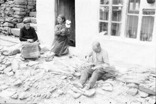 Trnovo [Weliko Tarnowo]: Spinnerin und Korbflechter