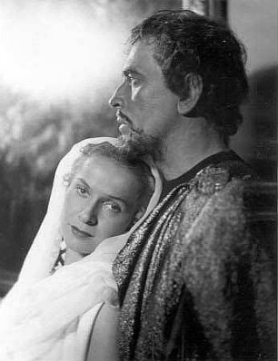 Virginia Dulon als Desdemona und Gothart Portloff in der Titelrolle in "Othello" von William Shakespeare. Dresden: Schauspielhaus
