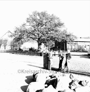 Schlamersdorf: Segebrger Straße mit Kopfsteinpflaster: Dorfplatz: im Vordergrund Gruppe von Kindern: hinten Baum mit Ehrenmal: im Hintergrund Bauernhäuser