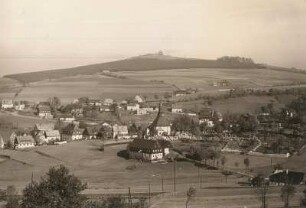 Seiffen : Seiffen von Südwesten gesehen, im Hintergrund der Schwartenberg