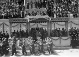 Parade der Legion Condor vor Adolf Hitler