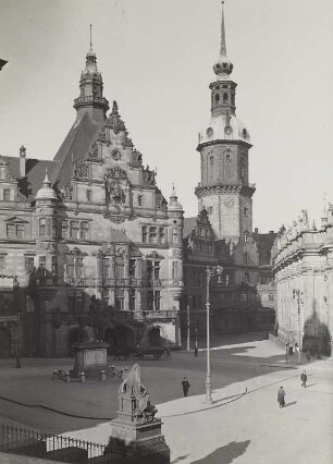 Residenzschloss Dresden, Blick über den Schloßplatz auf Georgentor und Nordflügel mit Hausmannsturm von Nordosten