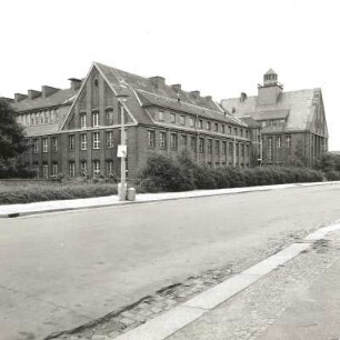 Dresden-Südvorstadt, Mommsenstraße 6. Technische Universität Dresden. Fritz-Foerster-Bau (1926; M. Dülfer). Straßenansicht mit Westflügel von Südwest