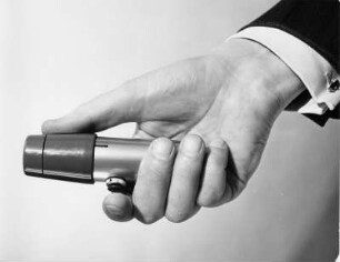 Hand mit Lampe. Ausleuchten