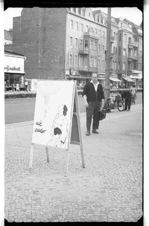 Kleinbildnegativ: Atomwaffengegner-Plakate, 1963