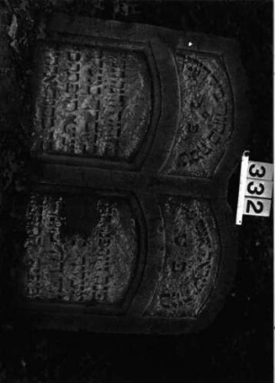 Grabstein 332 (Index: 99898041) Maße HxBxT: 66x90x14 cm Besonderheit: Doppelgrab für Geschwister: Grabstein 332
