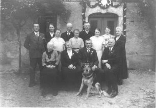 Gruppenbild einer Silberhochzeitsgesellschaft mit Ernst Otto Gerhardt