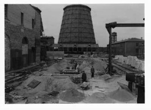 Industrie-Kraftwerk. Baustelle Neubau 6 kVA, im Hintergrund Kühlturm : Lauta (Niederlausitz). Industrie-Kraftwerk. Baustelle Neubau 6 kVA, im Hintergrund Kühlturm