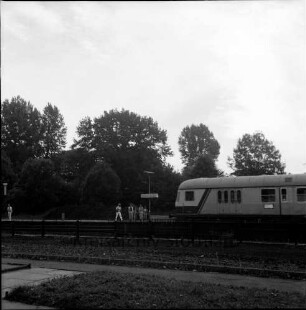 Bahnsteig: Reisende, Ortsschild: Regionalzug