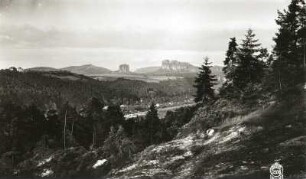 Sächsische Schweiz. Elbtal mit (Bad Schandau-) Postelwitz gegen Hohe Liebe und Schrammsteine. Blick von der Berthelthöhe nach Osten