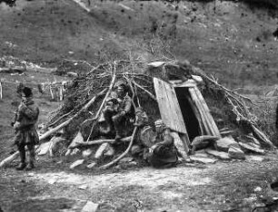 Gebiet um Tromsö. Samen-Familie vor ihrer Erdblockhütte