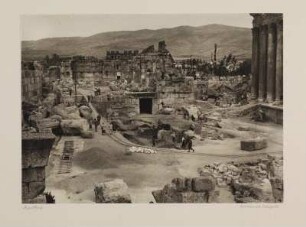 Tempelanlage von Baalbek : Baalbek. Blick über die Tempelanlage während Ausgrabungsarbeiten