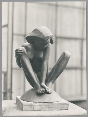Hockende auf der Kugel, 1921, Bronze