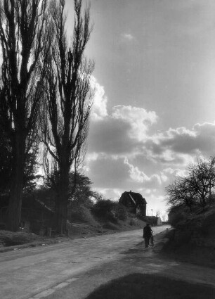 Wolkenbilder. Landstraße (vielleicht bei Leonberg)