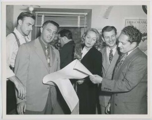 Marlene Dietrich im KFWB Rundfunkstudio, Meldung von der Kapitulation Japans (Los Angeles, August 1945) (Archivtitel)
