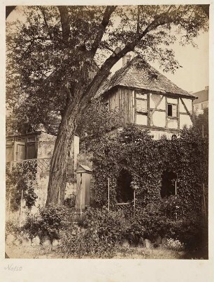 Villa "Fallnichtein" : Album mit Ledereinband, Metallschließe, Metallknöpfe in allen vier Ecken, bezeichnet goldgeprägt Mitte: ALBUM, bezeichnet typografisch auf Papieretikett oben Mitte: 451, auf 32 Seiten aus Karton mit Goldschnitt 32 aufgeklebte Albuminpapierabzüge; Seiten: je 22,5 x 29,5 cm, Album: 23,3 x 32 x 3,4 cm (1880/1890). Dresden: SLUB/DF 2024.D.8