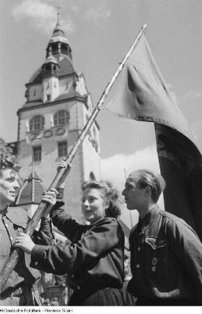 Jugendliche mit Pionierflagge vor dem Eingang zu Kongreßhalle