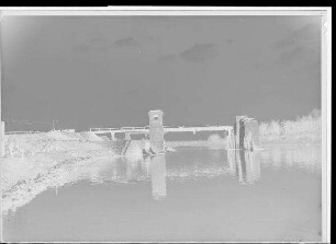 Staustufe Garstadt. Ansicht des Fischpasspfeilers mit Kahnschleuse und Strompfeiler "R" von unterstrom nach der Flutung bei 78 cm Schweinfurter Pegel. Blick von unterstrom.