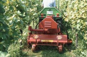 Fotografie: Obstbau, Pflege & Schnitt, Mulchgerät