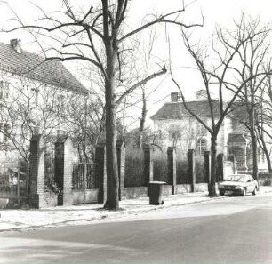Markkleeberg, Hauptstraße 11. Wohnhaus (um 1900). Einfriedung