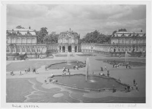 Dresden. Zwingerhof mit Wallpavillon
