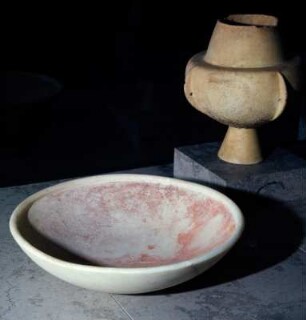 Schale : Karlsruhe, Badisches Landesmuseum. Schale, Herkunft unbekannt. Marmor, Höhe: 10,6 cm, Durchmesser: 40,3 cm. Frühkykladisch II. Innen rot angemalt, und Kegelhalsgefäß