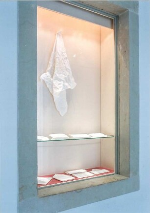 Serviettenfaltkunst. Dresden-Pillnitz, Kunstgewerbemuseum. 2007.06.30-10.31. Raumaufnahme mit Faltarbeiten von J. Sallas