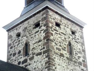 Evangelische Kirche - Kirchturm (neu erbaut Jahr 1506) von Nordwesten - Glockengeschoß mit Schießscharten (Büchsenscharten) sowie Werksteinen im Mauersteinverband
