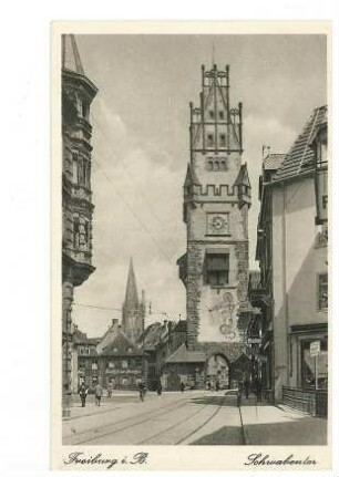 Schwabentor in Freiburg im Breisgau, im Hintergrund das Freiburger Münster