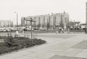 Dresden-Altstadt, St. Petersburger Straße 5, 3 und 1. Wohnhäuser (um 1965). Blick von der Ernst-Thälmann-Straße (spätere Wilsdruffer Straße) an der Freifläche des Landhauses, vor dem Eingang zum Fußgängertunnel