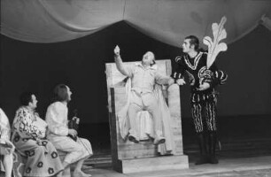 Szenenbilder aus "Margarete in Aix", Theaterstück von Peter Hacks mit Musik von Siegfried Matthus. Volksbühne Berlin, Oktober 1973 (Premiere 14.10.1973)