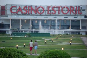 Estoril bei Lissabon - Das Casino : Die größte Spielbank Portugals ist das Casino im Badeort Estoril bei Lissabon, aufgenommen 2006
