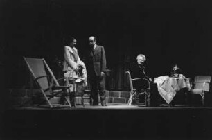 Theater am Schiffbauerdamm Berlin: "Der Fall Paul Eszterag" : Szene mit Marga Legal (links) und Margarete Kupfer (rechts)