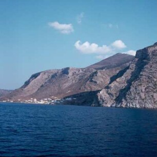 Sifnos. Küste mit Ortschaft. K2