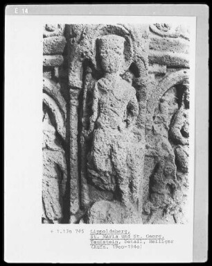 Taufstein mit Heiligenfiguren und Szenen die sich auf die Taufe beziehen — Unbekannter Heiliger