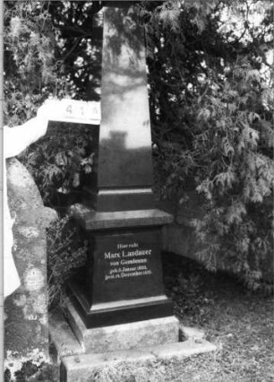 Grabstein 41 (Index: 100090067) Material: polierter Granit Zustand: sehr gut Maße HxBxT: 218x58x58 cm Beschreibung: Obelisk auf gestuftem Sockel: Grabstein 41