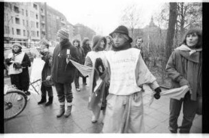 Kleinbildnegative: Protestaktion "Frauenfriedenskette", 1984