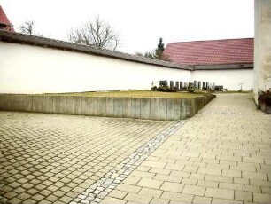 Kirchhof im Westen mit Kirchhofmauer im Verlauf nach Norden-Wehrgang mit Steinbrüstung 1771 abgetragen