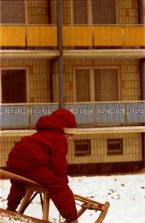 Winter in Berlin: Kind mit Schlitten